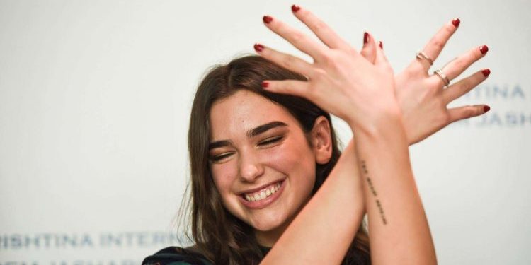 Dua Lipa uron festën e 28 Nëntorit