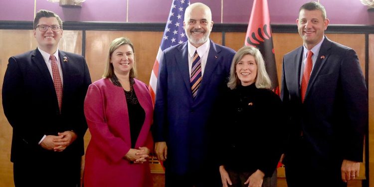 Rama pret në zyrën e tij senatorë e kongresmenë nga SHBA-ja