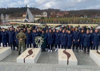 Kombëtarja e Kosovës viziton kompleksin memorial “Adem Jashari”