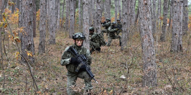 Pjesëtarët e FSK-së trajnohen në përvetësimin e taktikave luftarake “Komando dhe Bjeshkatari”