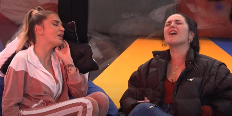 Pas vajit për Granitin, Fiti ia kris këngës në shtëpi