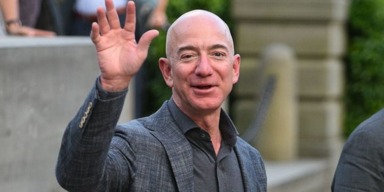 Ky është parashikimi i Bezos për jetën e njerëzve në tokë dhe hënë