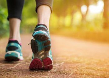 Koha më e përshtatshme për të ecur kundër mbipeshës