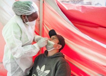 Variantit të ri i koronavirusit në Afrikën e Jugut, vende të ndryshme mbyllin kufijtë