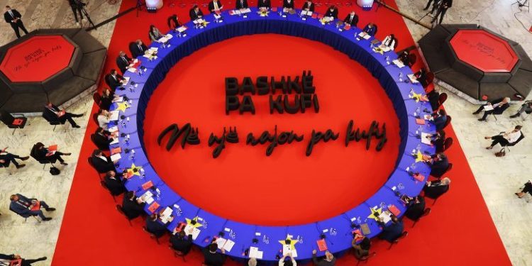 Sot mbledhen 2 qeveritë shqiptare në Elbasan