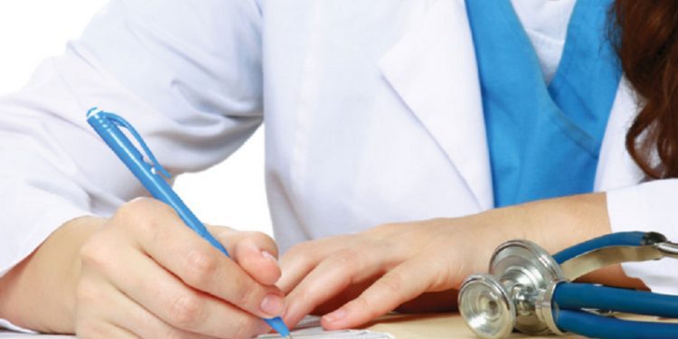 Protesta e mantelbardhëve, paralajmërojnë edhe grevë nëse nuk plotësohet kërkesa e tyre