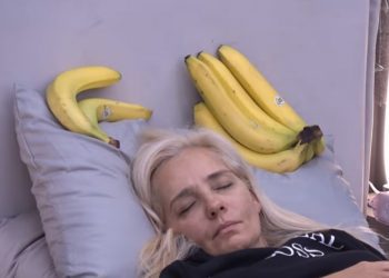 Monikës i bëhet një rreng me banane, kush qëndron pas?