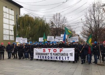 Punëtorët e Ferronikelit protestojnë para Qeverisë
