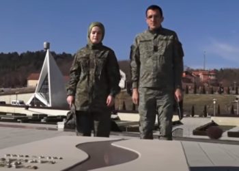 Ky është çifti që u martua te varret e Jasharëve të veshur me uniformë të ushtrisë