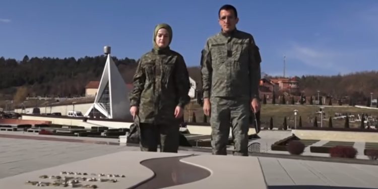 Ky është çifti që u martua te varret e Jasharëve të veshur me uniformë të ushtrisë