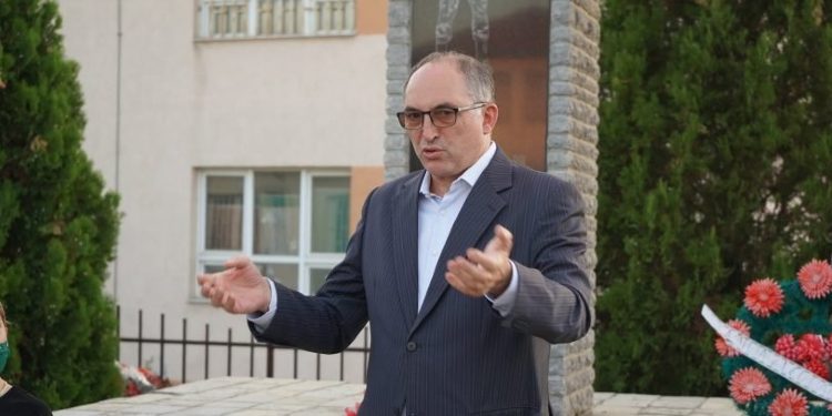 Totaj i kundërpërgjigjet Kurtit: Askush nuk është kundër askujt