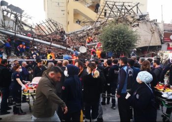 Një ndërtesë tregtare shembet në Turqi, 13 persona mbesin të lënduar