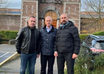 Thaçi vizitohet në Hagë nga vëllai dhe miku i tij
