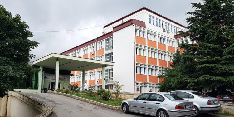 Në Spitalin e Pejës, 3 pacientë të pavaksinuar po marrin trajtim