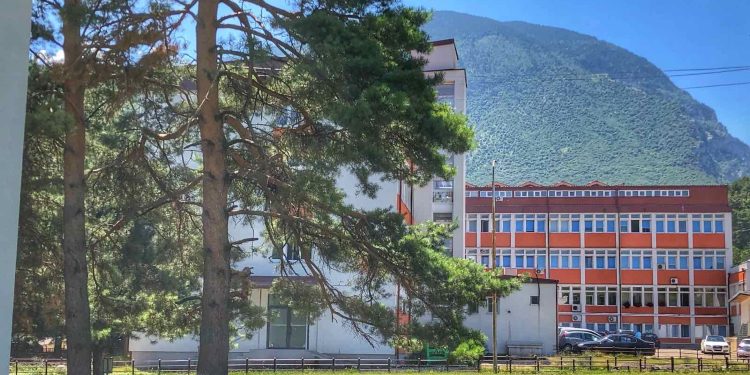 3 pacientë të pavaksinuar po trajtohen me koronavirus në Spitalin e Pejës