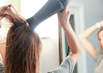 Gabimet që duhet të shmangni sa herë thani flokët