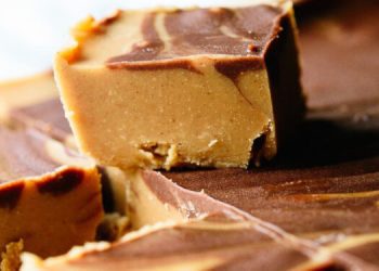 Tortë çokollate me gjalpë kikiriku