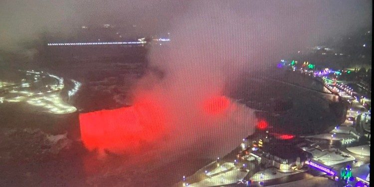 Ujëvara e Niagarës në Kanada ndriçohet me ngjyrat e Flamurit tonë Kombëtar
