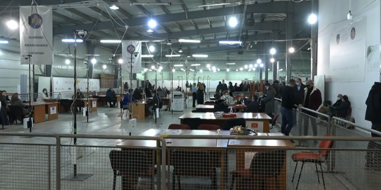 Fillon numërimi i votave me kusht dhe i atyre të personave me nevoja të veçanta