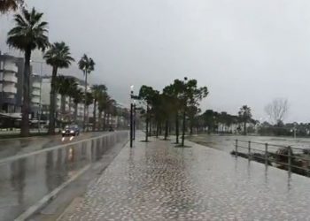 Shiu dhe erë e fortë në Vlorë, rrugët “pushtohen” nga uji