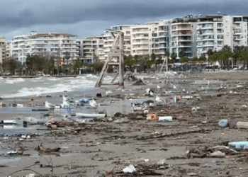Deti i trazuar në Vlorë, mbushet bregu me mbeturina