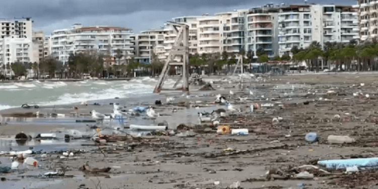 Deti i trazuar në Vlorë, mbushet bregu me mbeturina