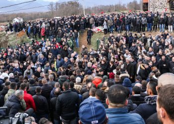 Mes lotësh varrosen 2 nxënësit në Gllogjan, i dyshuari ende në arrati