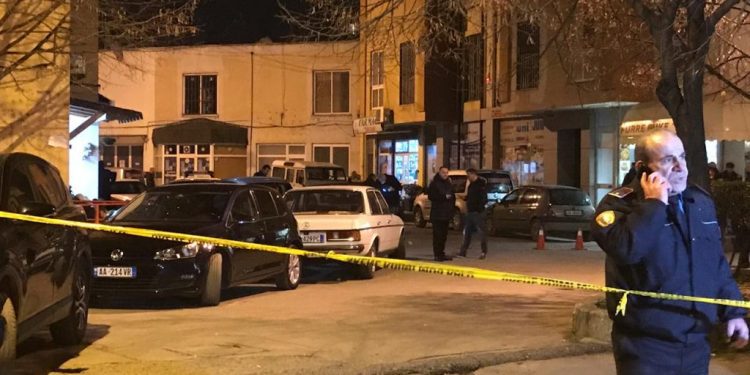 Vrasja në Tiranë, nëna e mësoi nga të tjerët në market se personi i vrarë ishte djali i saj