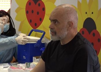 Edi Rama merr dozën e 3 të vaksinës anti-Covid
