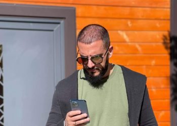 Gold Ag uron nënën e tij në një mënyrë të veçantë