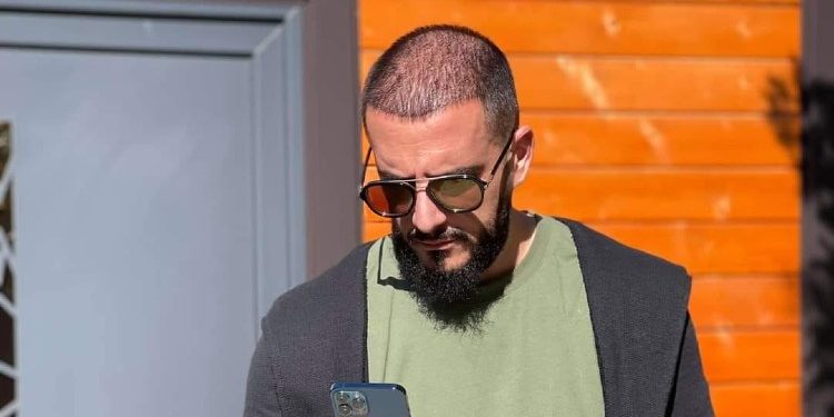 Gold Ag uron nënën e tij në një mënyrë të veçantë