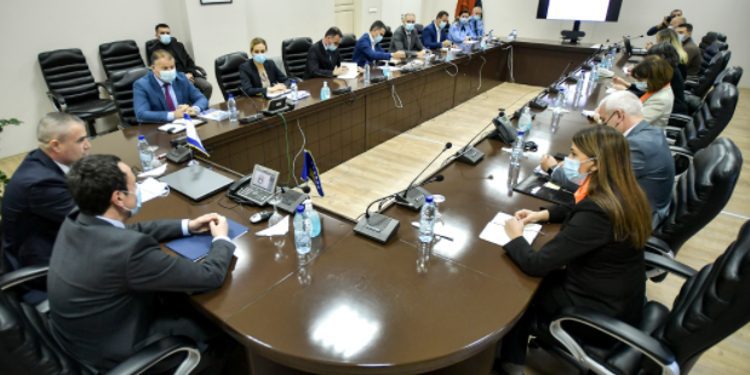 Kryeministri Kurti vizitoi sektorin kundër dhunës në familje në Policinë e Kosovës