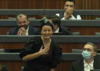 Adriana Matoshi kthehet në Kuvendin e Kosovës pas operimit