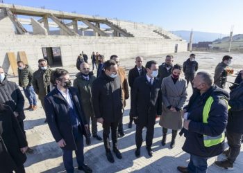 Kryeministri Kurti vizitoi punimet në ndërtimin e Palestrës Sportive në Zhegër