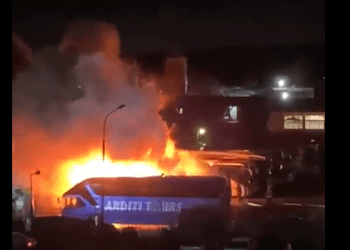 Mbulohet nga flakët një autobus në Fushë Kosovë