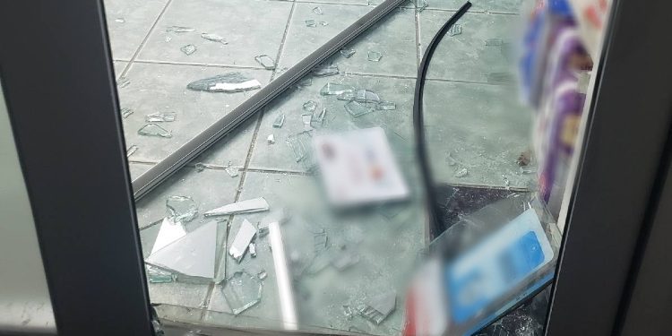 2 persona me armë zjarri grabitin një barnatore në Mitrovicë