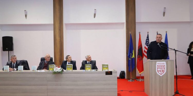 Promovohen 2 libra nga Izet Musaj në Deçan