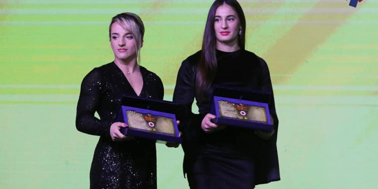 Distria Krasniqi dhe Nora Gjakova shpërblehen me dekoratë