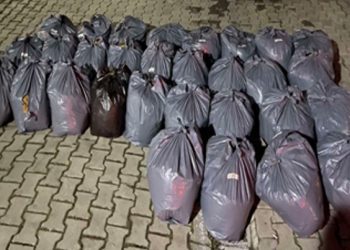 Policia e Kosovës kap një veturë me 30 thasë duhan refuzë