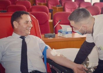 Kryetari i Malishevës dhuron gjak: Duke dhuruar gjak i ndihmojmë të tjerëve