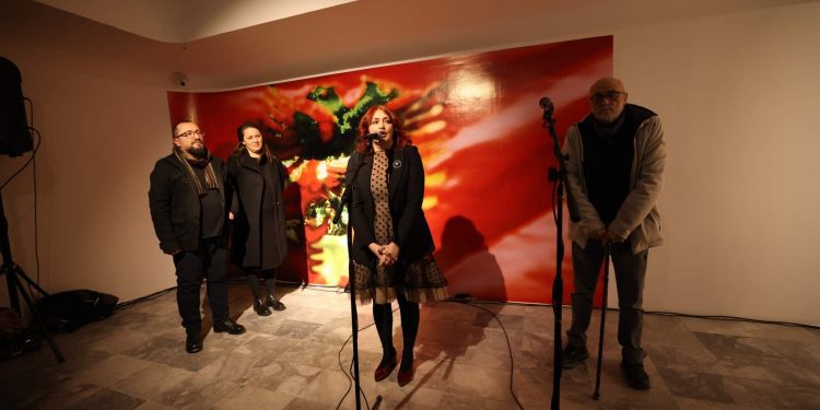 Hoxha: Ekspozita “Paralel” interpretim i viteve të luftës dhe pasojave të saj