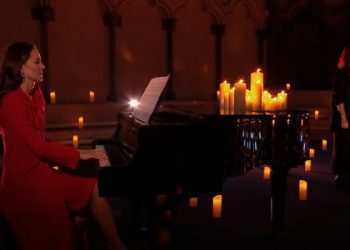 Dukesha e Këmbrixhit, Kate luan në piano me Tom Walker, në natën e Krishtlindjeve