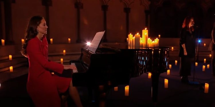 Dukesha e Këmbrixhit, Kate luan në piano me Tom Walker, në natën e Krishtlindjeve