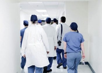 Punëtorët shëndetësorë pezullojnë grevën përkohësisht