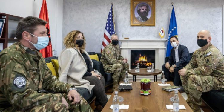 Nura takohet me kolonelin amerikan, u bisedua për aspektin e sigurisë