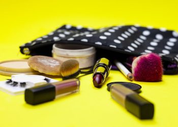 A mund të jetë makeup-i shkaktari i akneve?!