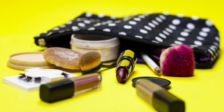 A mund të jetë makeup-i shkaktari i akneve?!