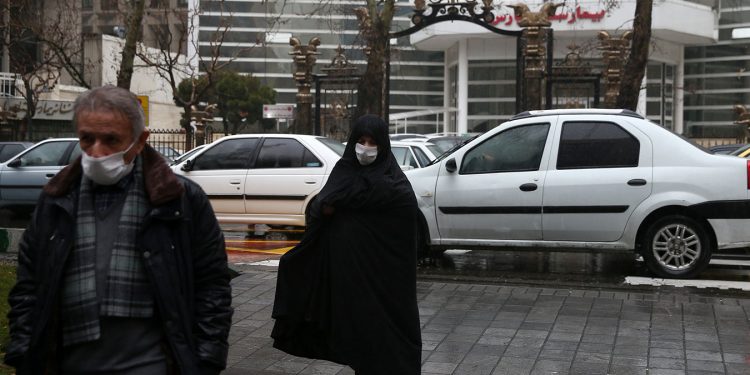 Irani mbyll kufijtë tokësorë për 15 ditë për shkak të variantit Omicron