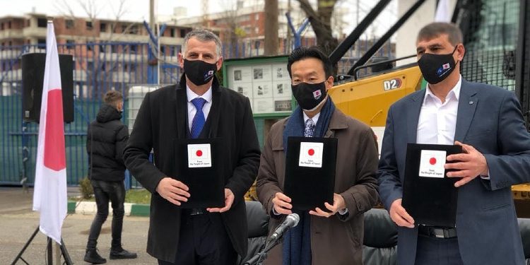 Ambasada e Japonisë ia dhuron një buldozer Komunës së Dragashit