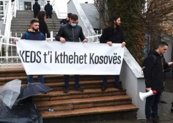 Qytetarët protestojnë para KEDS, kërkojnë shkarkimin e ministres Rizvanolli